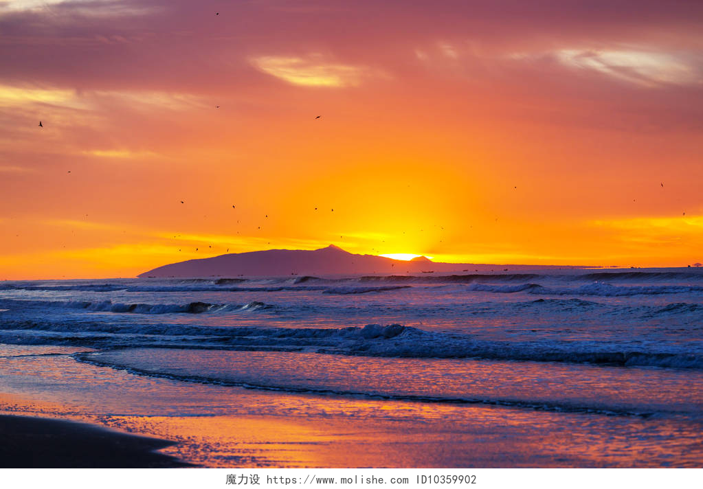 黄昏下的大海景观美丽多彩的落日在海滨.适用于墙纸或背景图片.